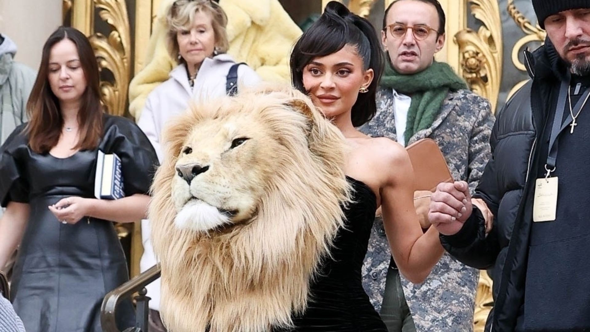 Kylie Jenner recebe chuva de críticas por look com cabeça de leão falsa, mas PETA defende empresária