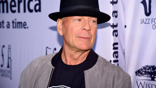 Família de Bruce Willis revela que ator foi diagnosticado com demência; saiba detalhes