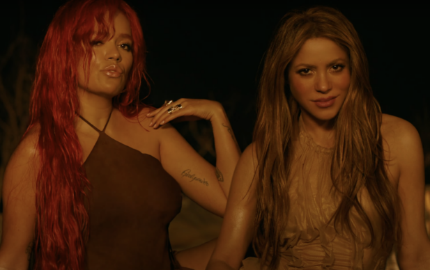 Karol G e Shakira falam de amores passados em "TQG". (Foto: Reprodução/ YouTube)