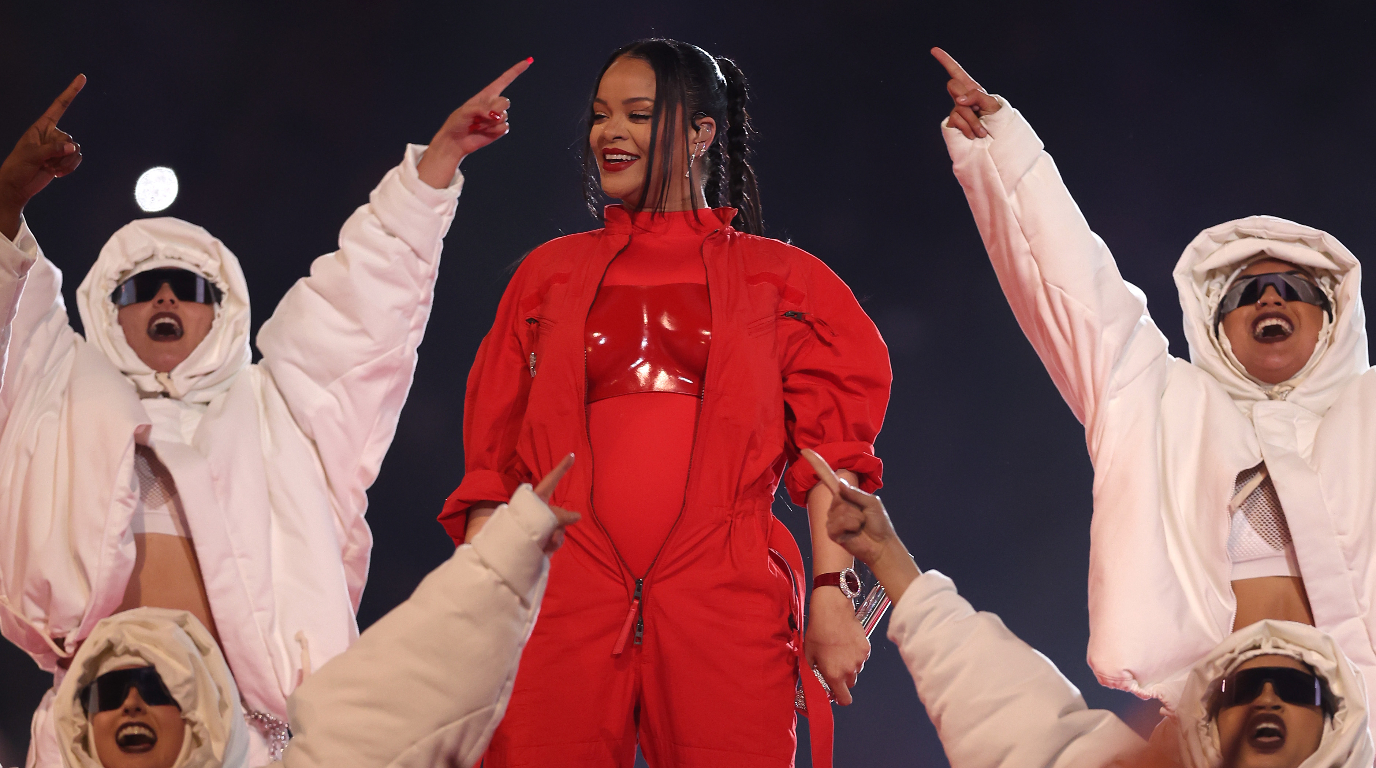Rihanna: Ninguém sabia! Confira como a cantora escondeu a gravidez durante os ensaios do Super Bowl