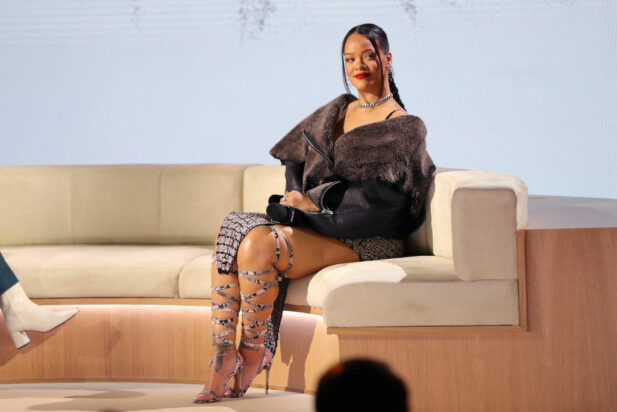 Rihanna em entrevista sobre o Super Bowl. (Foto: Getty)