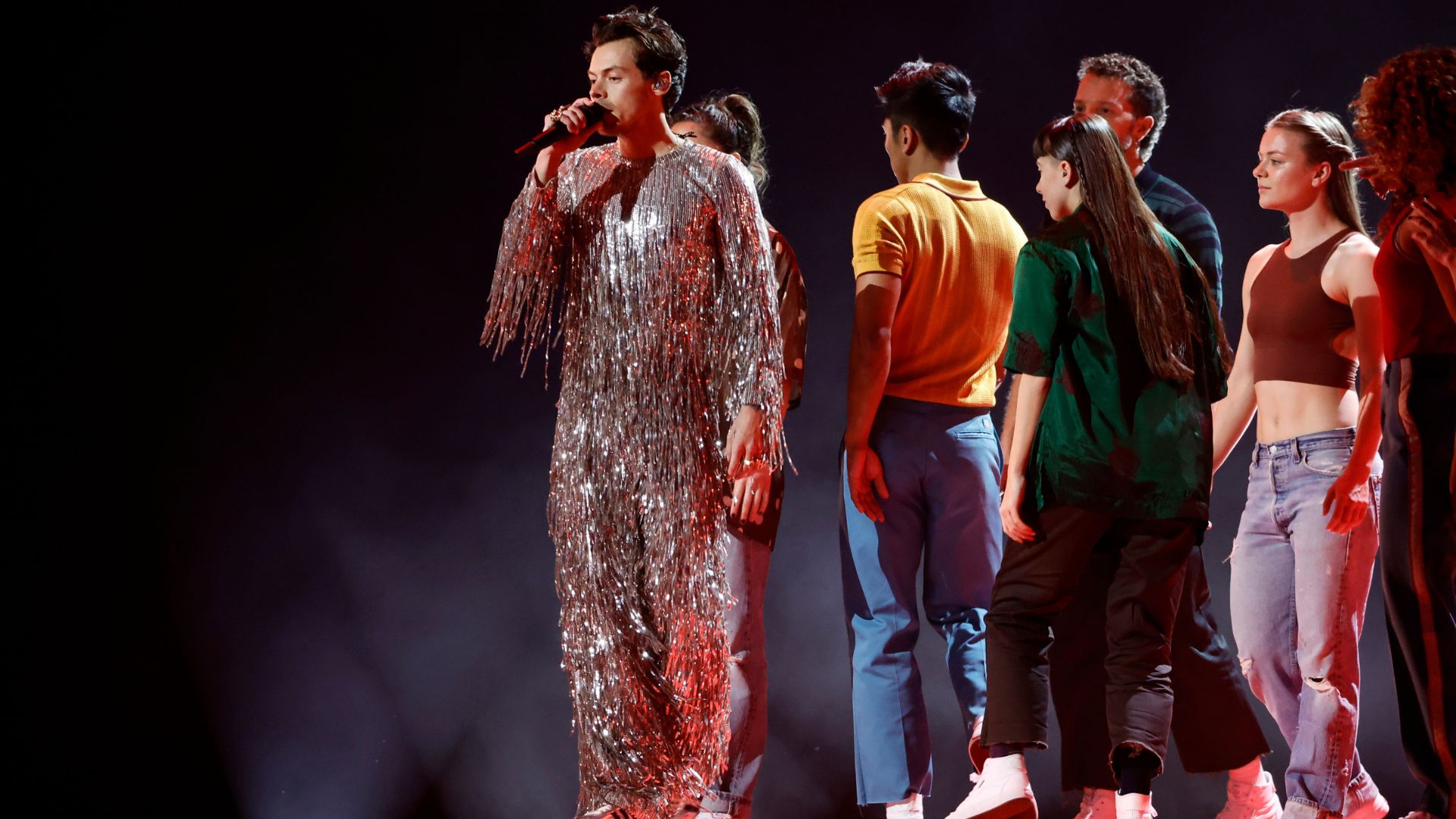 Grammy 2023: Após performance de Harry Styles ser criticada, dançarinos explicam erro absurdo nos bastidores: “Ficamos desesperados”