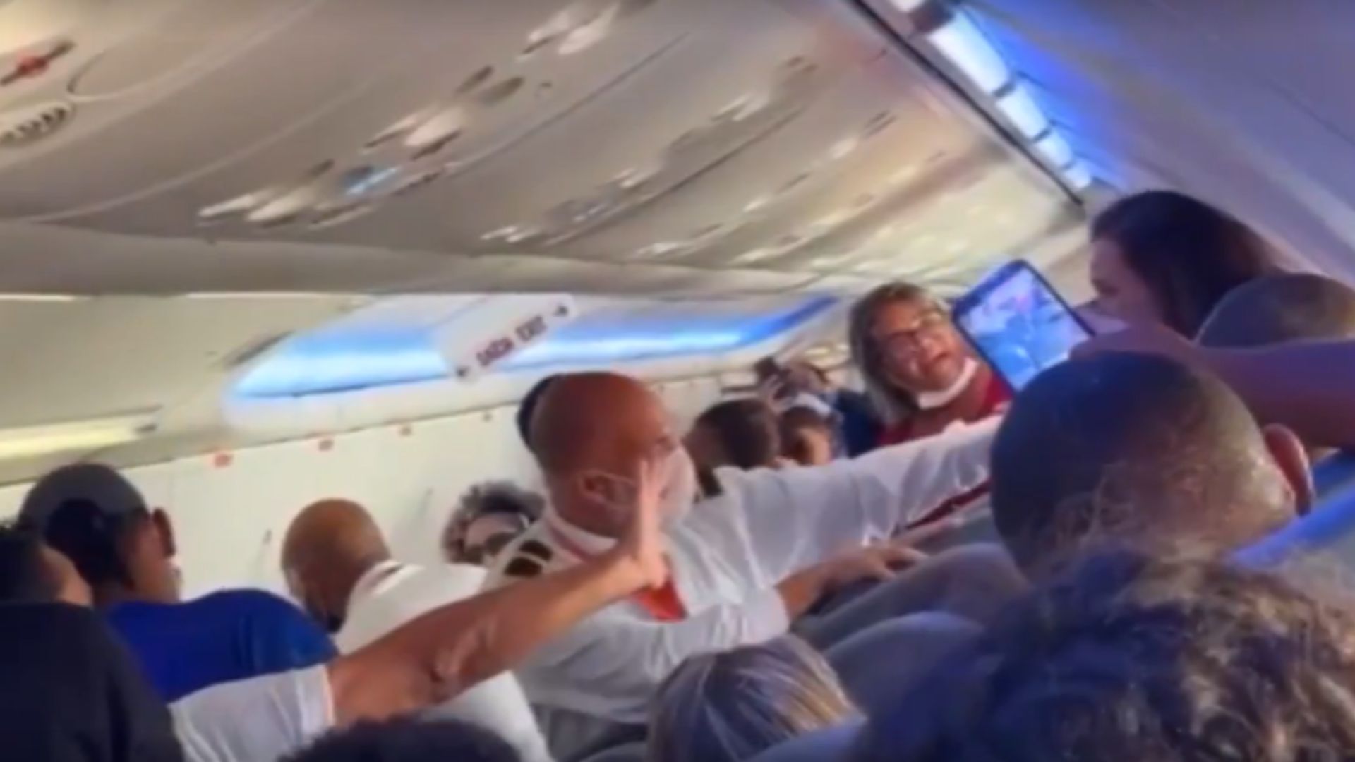 Após vídeo de briga em voo viralizar, testemunhas contam o que teria desencadeado confusão generalizada