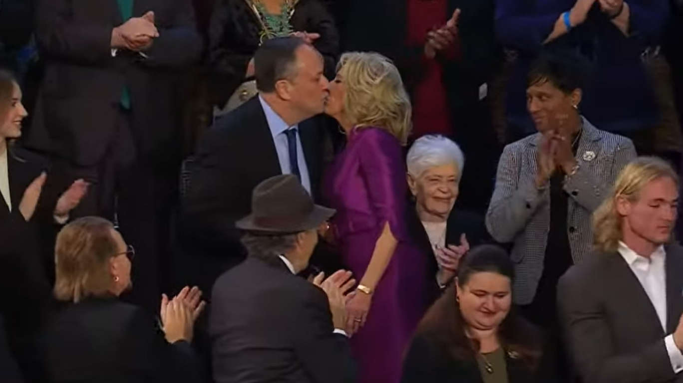 Jill Biden, primeira-dama dos EUA, beija marido de Kamala Harris e vídeo inesperado viraliza; assista