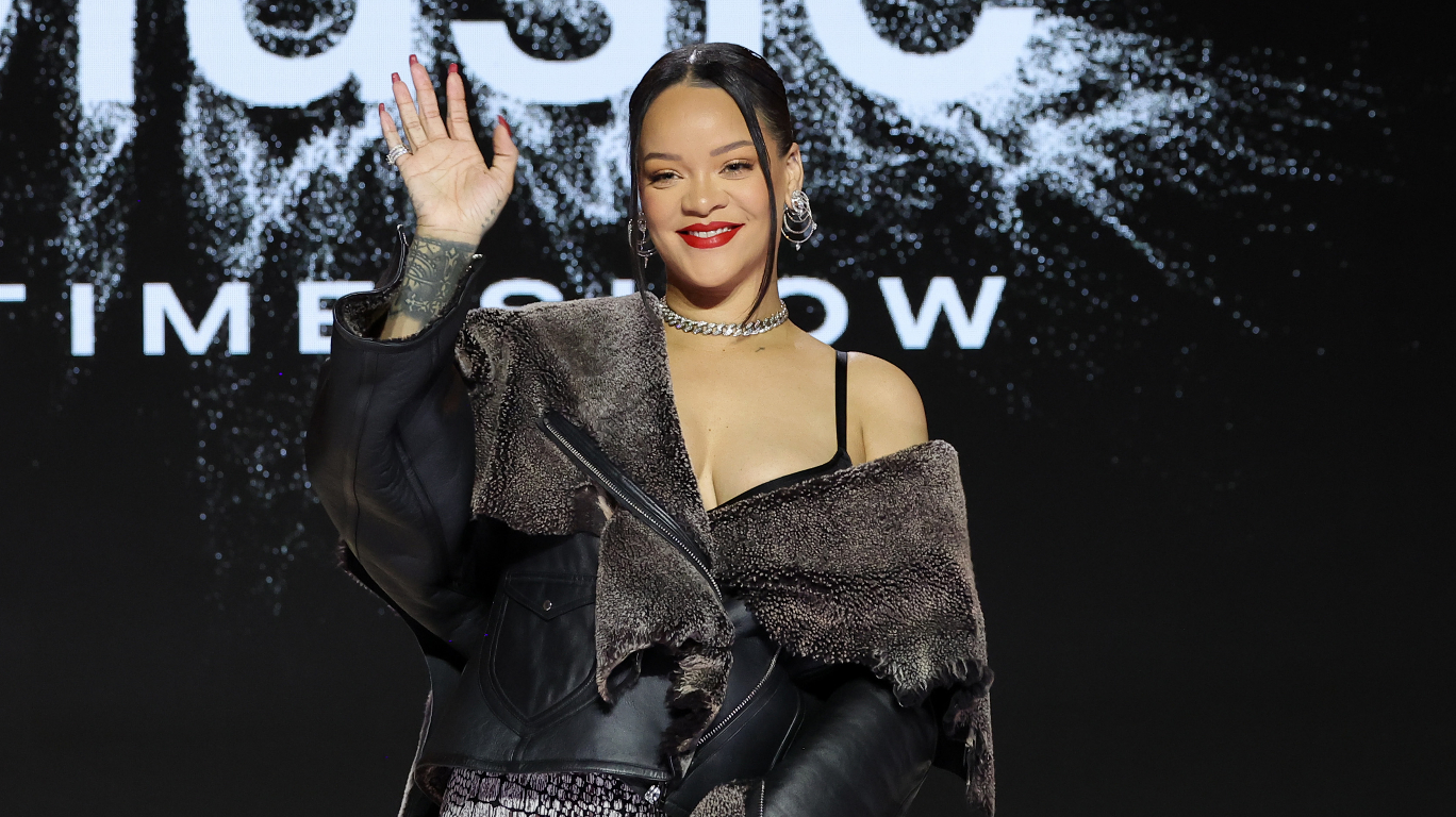 Rihanna fala sobre maternidade e desabafa após ameaças de vazamento de fotos do filho: “Algo tão nojento”