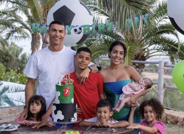 Cristiano Ronaldo e Georgina Rodríguez com os filhos (Foto: Reprodução/Instagram)