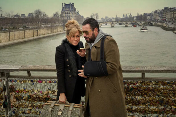 Adam Sandler e Jennifer Aniston em "Mistério em Paris". (Foto: Reprodução/ Netflix)