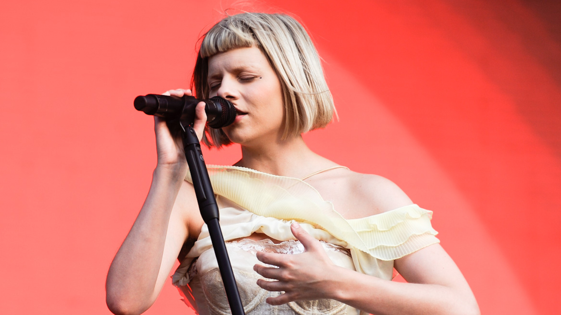 Baterista de Aurora é acusado de fazer gesto racista no Lollapalooza, mas nega: “Triste e perturbador”; cantora também se pronuncia
