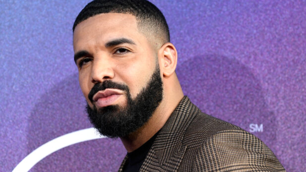 Drake faz pedido para fãs mais ousadas e justifica: ‘Meu filho está no show’; assista