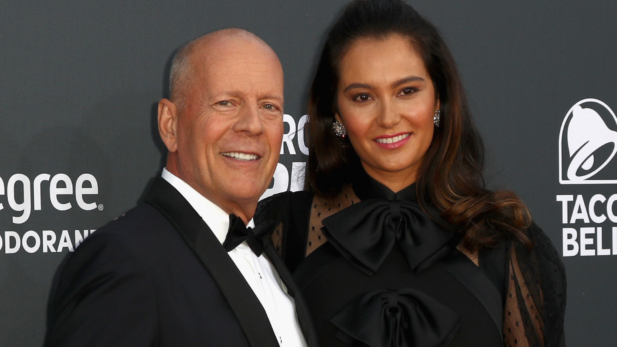Esposa de Bruce Willis faz apelo a paparazzi após flagra de ator e relembra diagnóstico: ‘Não façam isso’