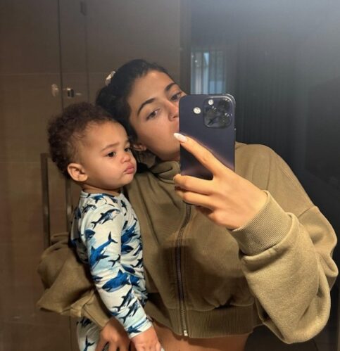 Kylie Jenner e o filho Aire Webster (Foto: Reprodução/Instagram)