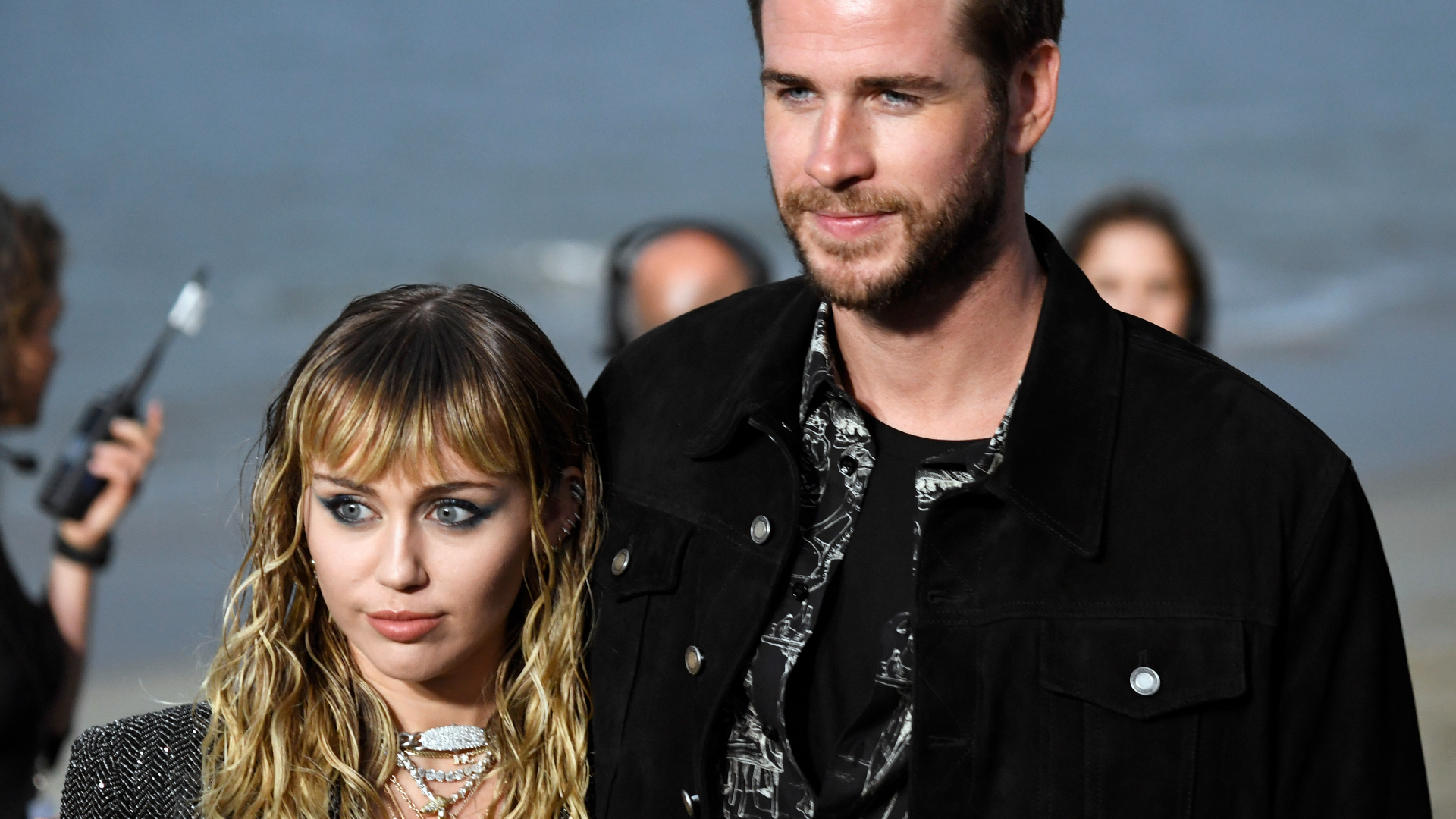 Fãs apontam que Miley Cyrus expôs traições de Liam Hemsworth em nova música: “Deve estar apavorado”
