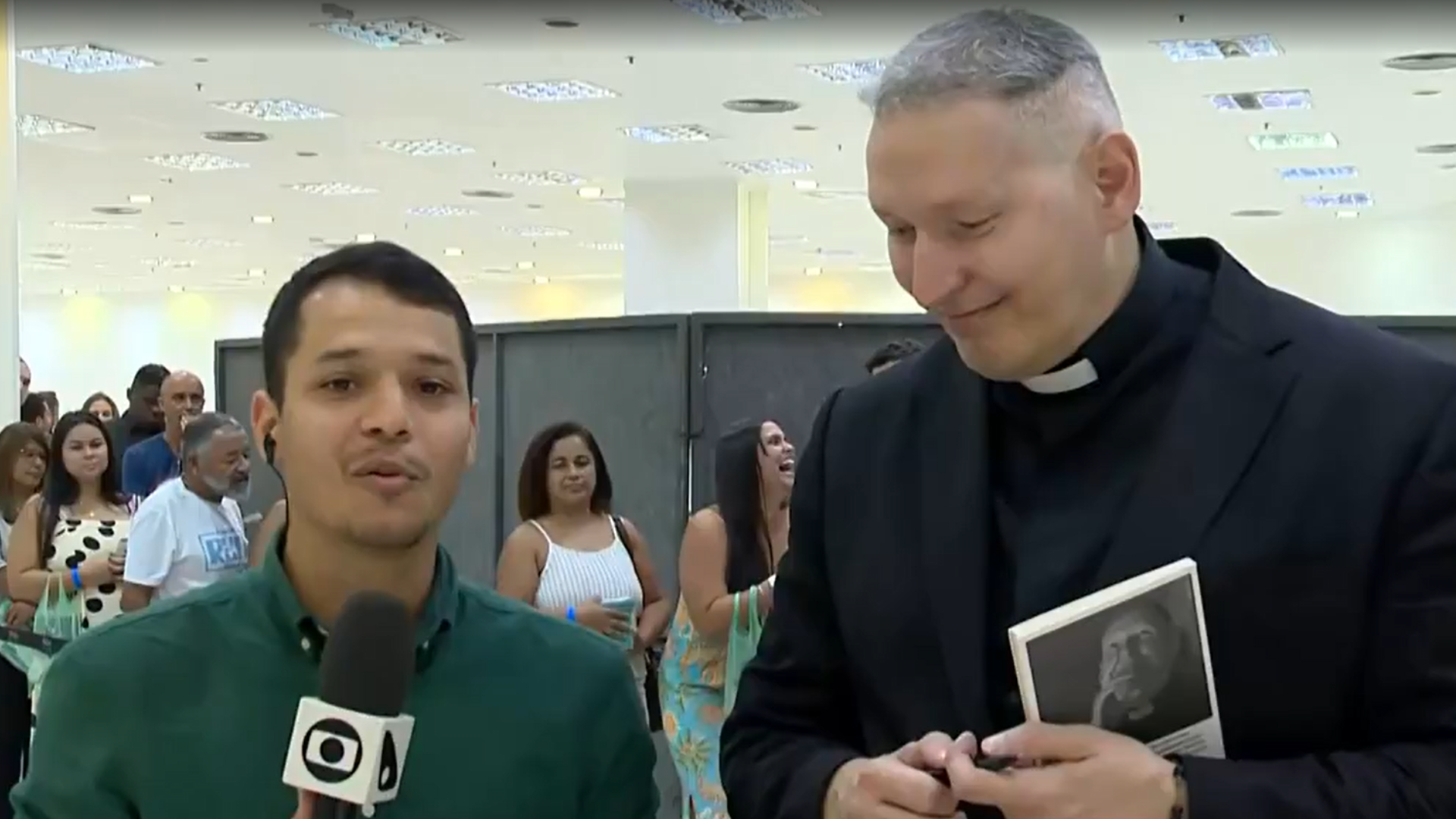 Padre Marcelo Rossi se emociona em entrevista ao vivo com repórter que perdeu a mãe; assista
