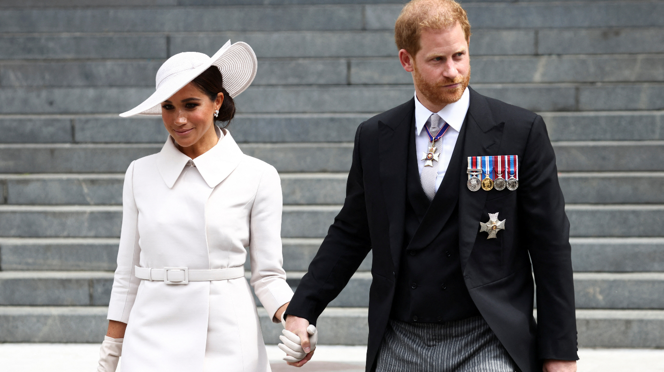 Príncipe Harry e Meghan Markle: Após confirmação de “despejo”, fonte revela como está a relação do casal com a realeza