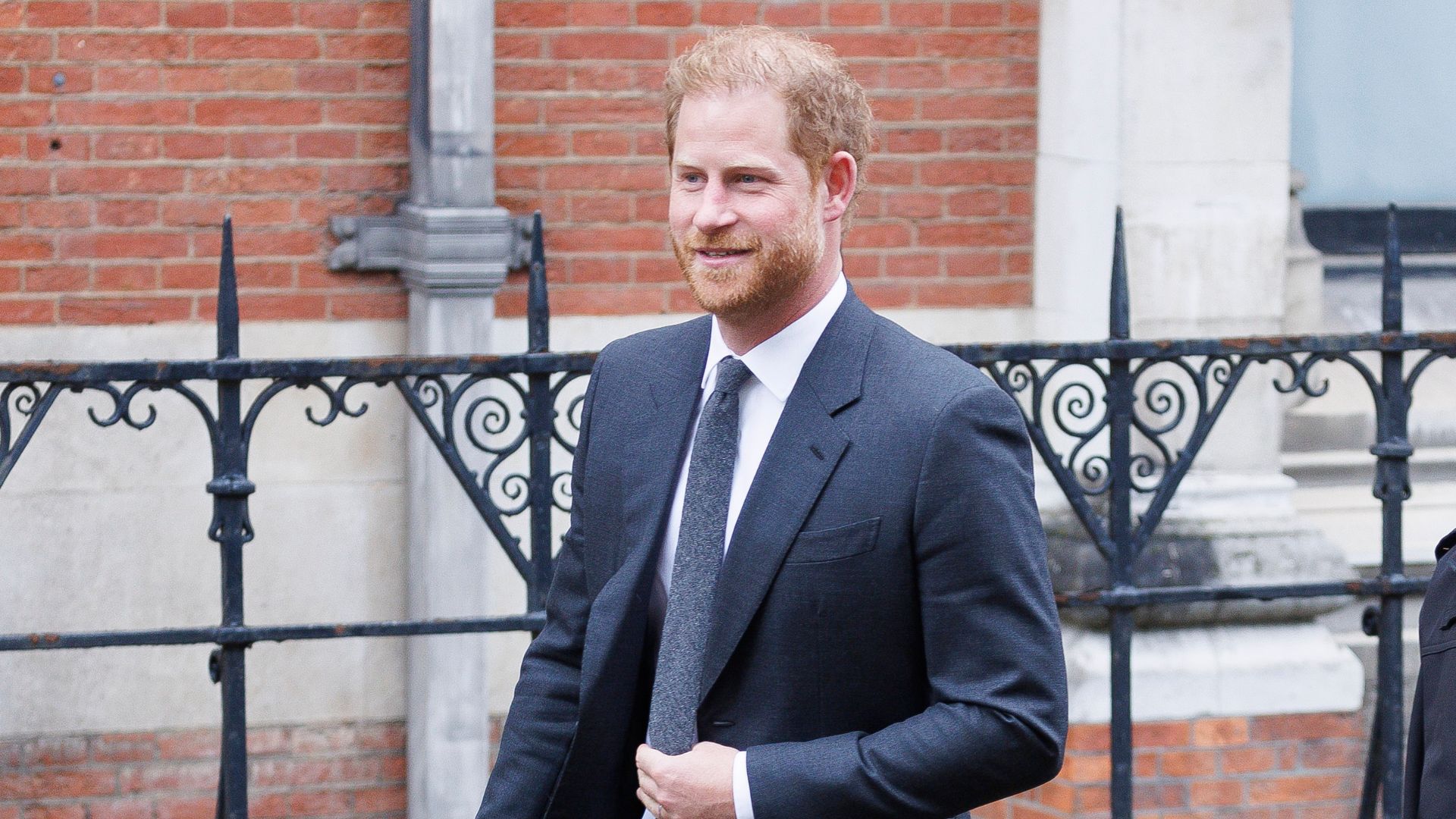 Príncipe Harry diz que família real omitiu informações sobre grampo em seu celular por jornal