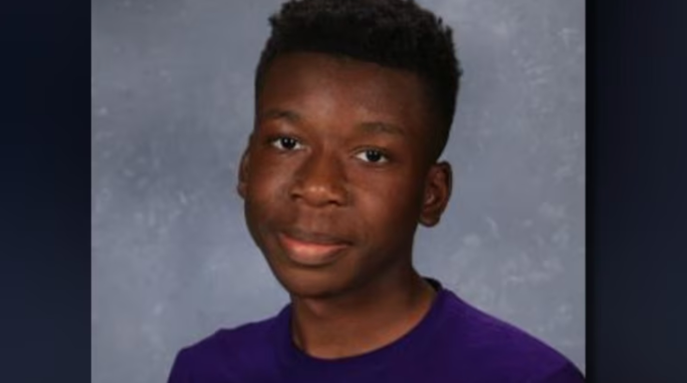 Adolescente negro de 16 anos vai buscar irmãos, erra endereço e é baleado na cabeça nos EUA