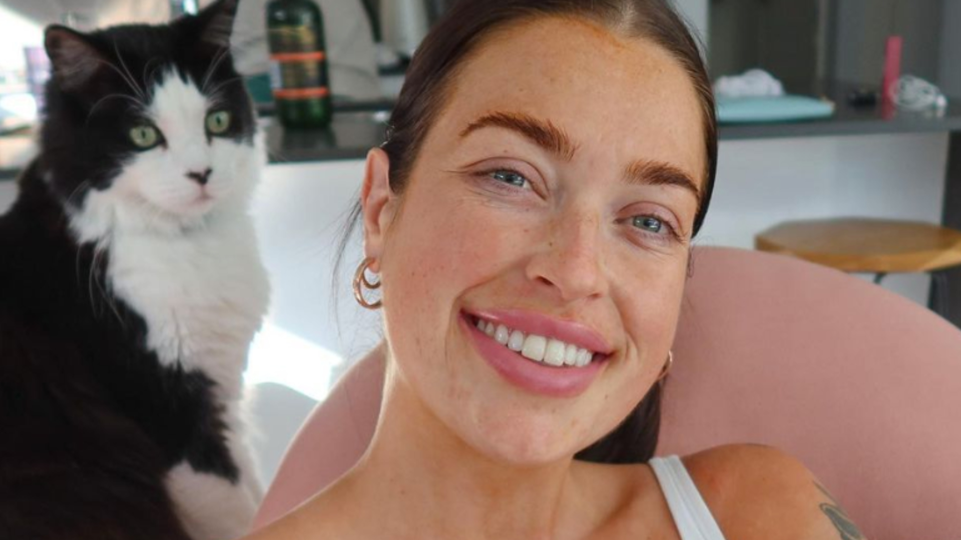 Influencer australiana revela que matou dois gatos, é detonada na web e perde contrato