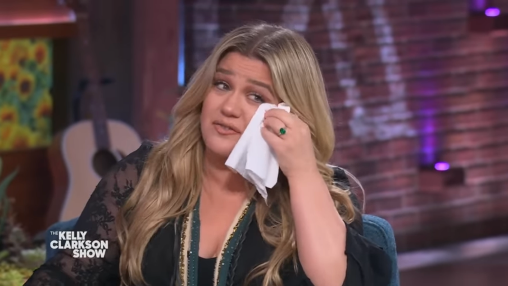 Kelly Clarkson revela que filha está sofrendo bullying por dislexia, e se emociona com conselho de astro de ‘Barry’