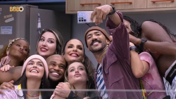Ivete fez questão de tirar selfie com os participantes do BBB 23 (Foto: Reprodução/TV Globo)