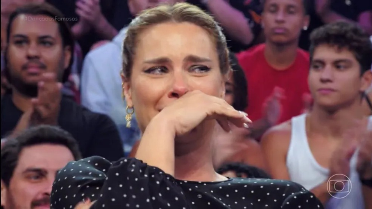 Carolina Dieckmann cai no choro após surpresa especial no Domingão; assista
