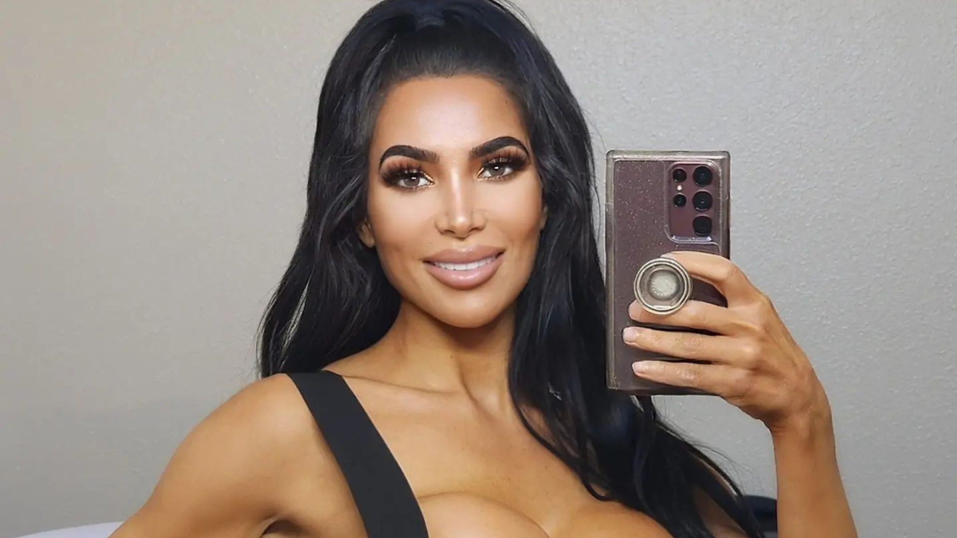 Sósia de Kim Kardashian morre aos 34 anos após cirurgia plástica nos EUA