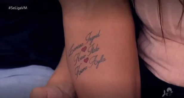 O primeiro marido de Larissa tatuou o nome dos filhos no braço (Foto: Reprodução/TV Verdes Mares)