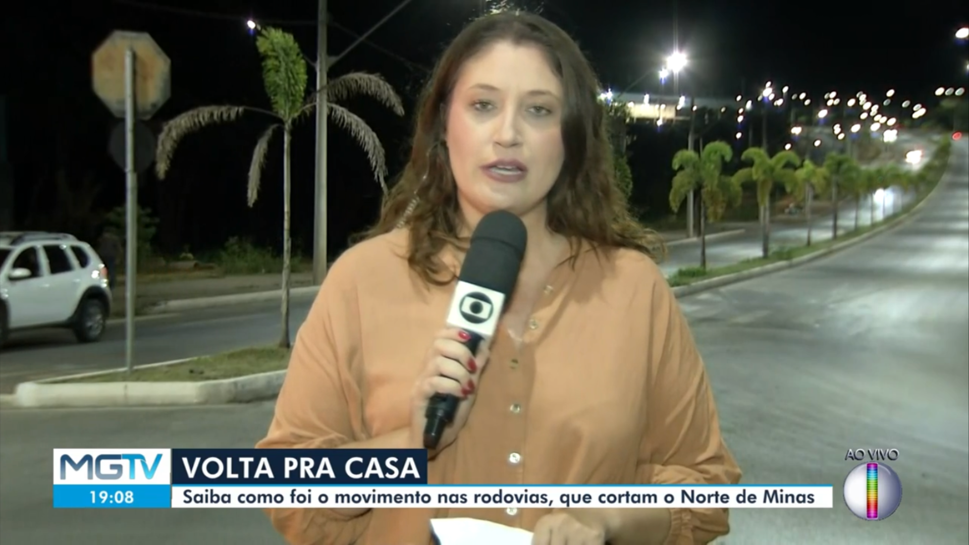 Homem surpreende repórter da Globo ao mostrar bumbum ao vivo em telejornal; assista