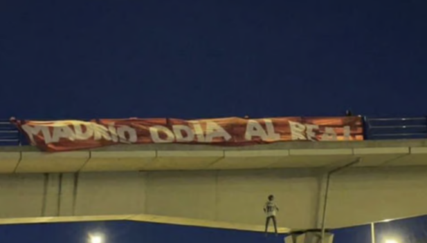 Boneco foi pendurado em uma ponte de Madrid. (Foto: Reprodução/ Twitter)