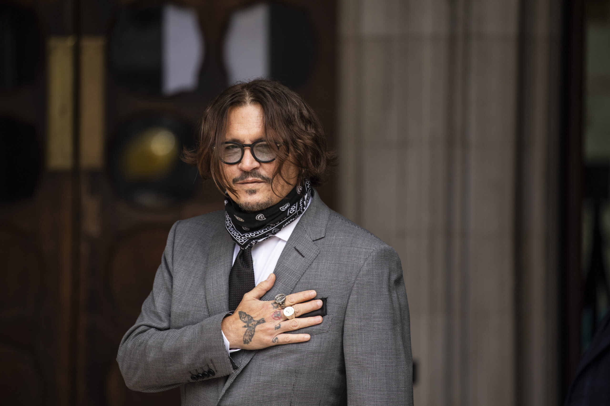 Johnny Depp assina acordo de quase R$ 100 milhões com grife