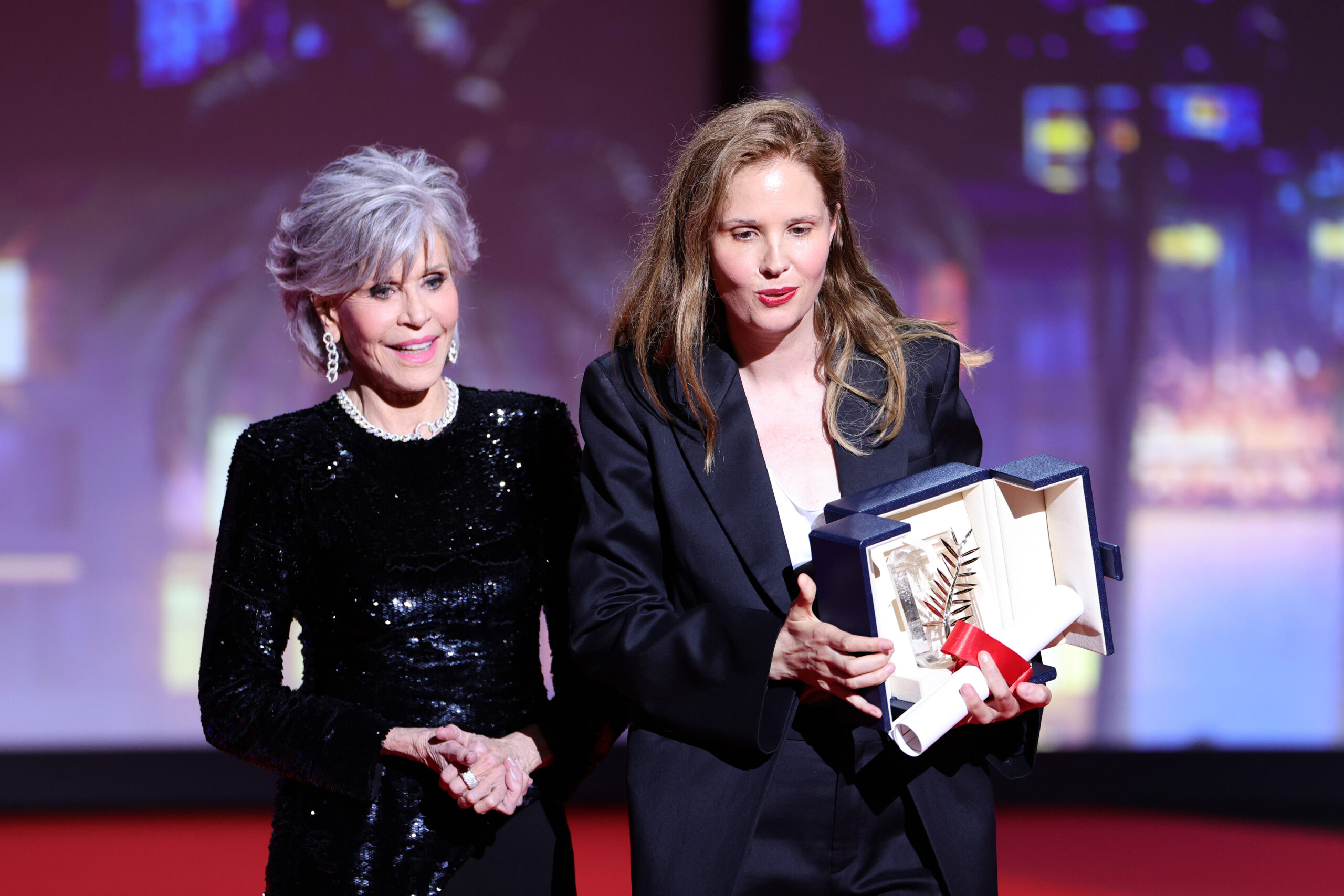 Jane Fonda atira prêmio na cabeça de cineasta vencedora em Cannes, e cena repercute na web; assista