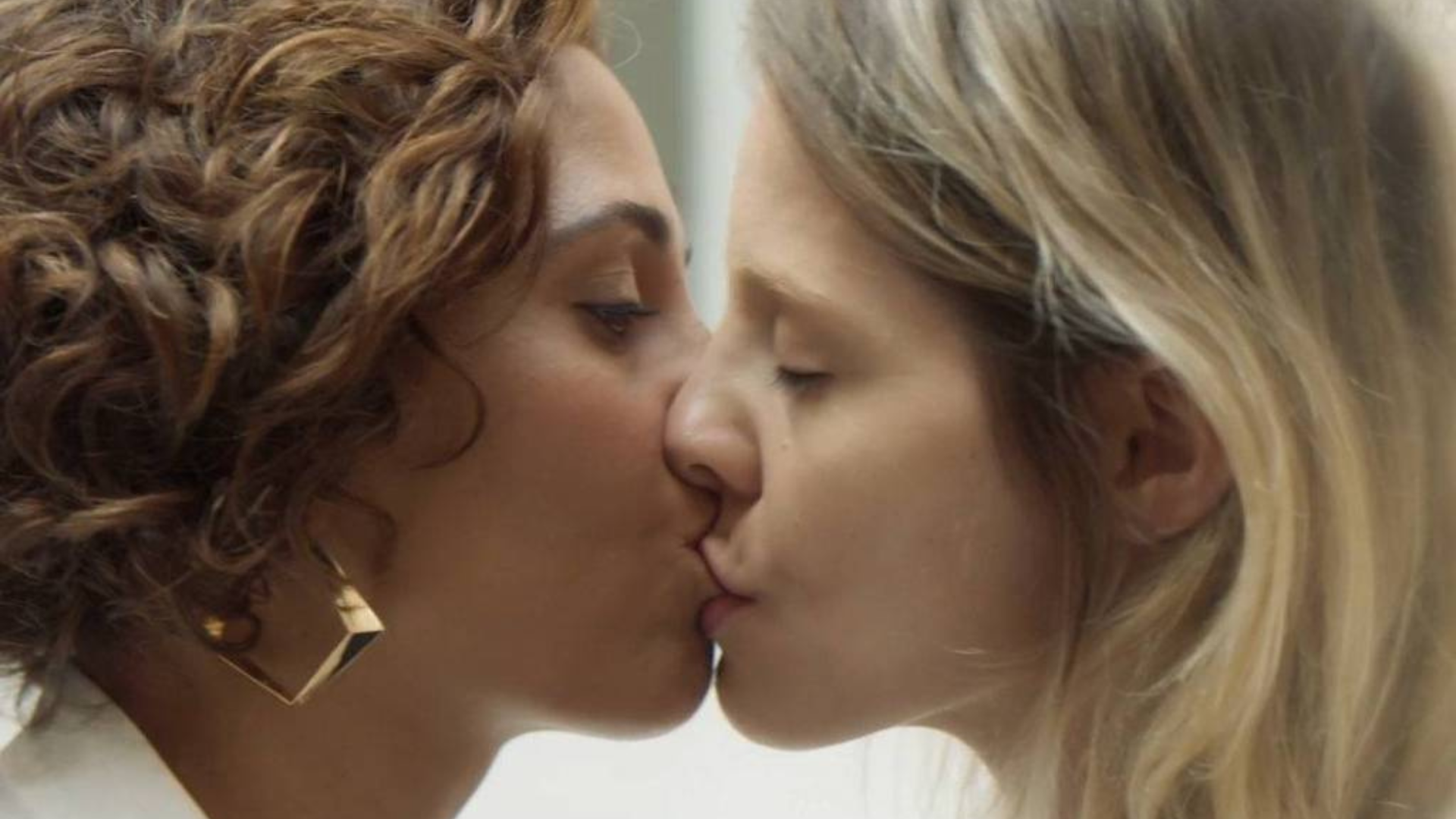 Globo censura beijo entre duas mulheres mais uma vez após corte de ‘Vai na Fé’