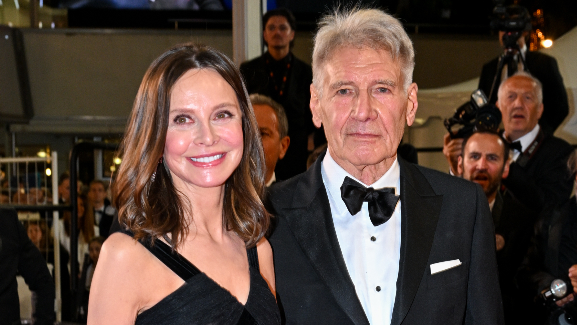 Festival de Cannes comete gafe com esposa de Harrison Ford e momento constrangedor viraliza; assista foto