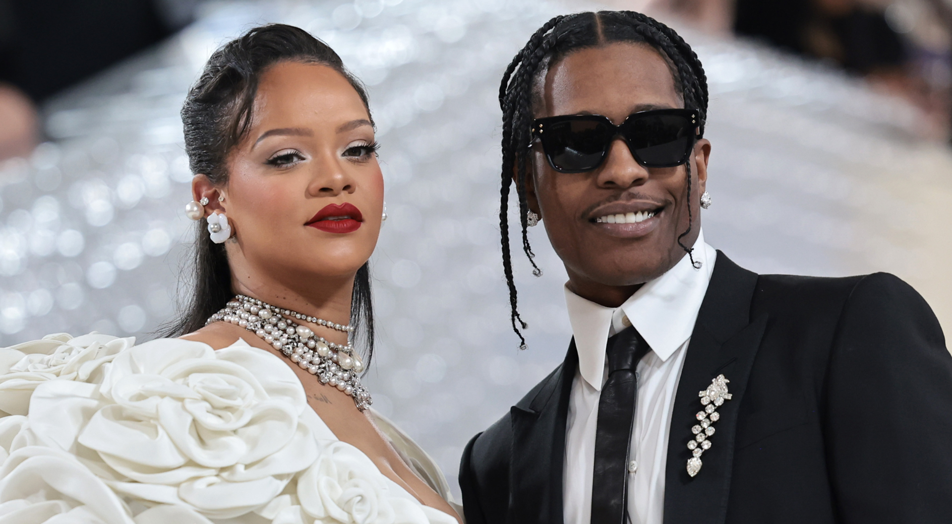 Rihanna e Asap Rocky mostram o segundo filho pela primeira vez; veja