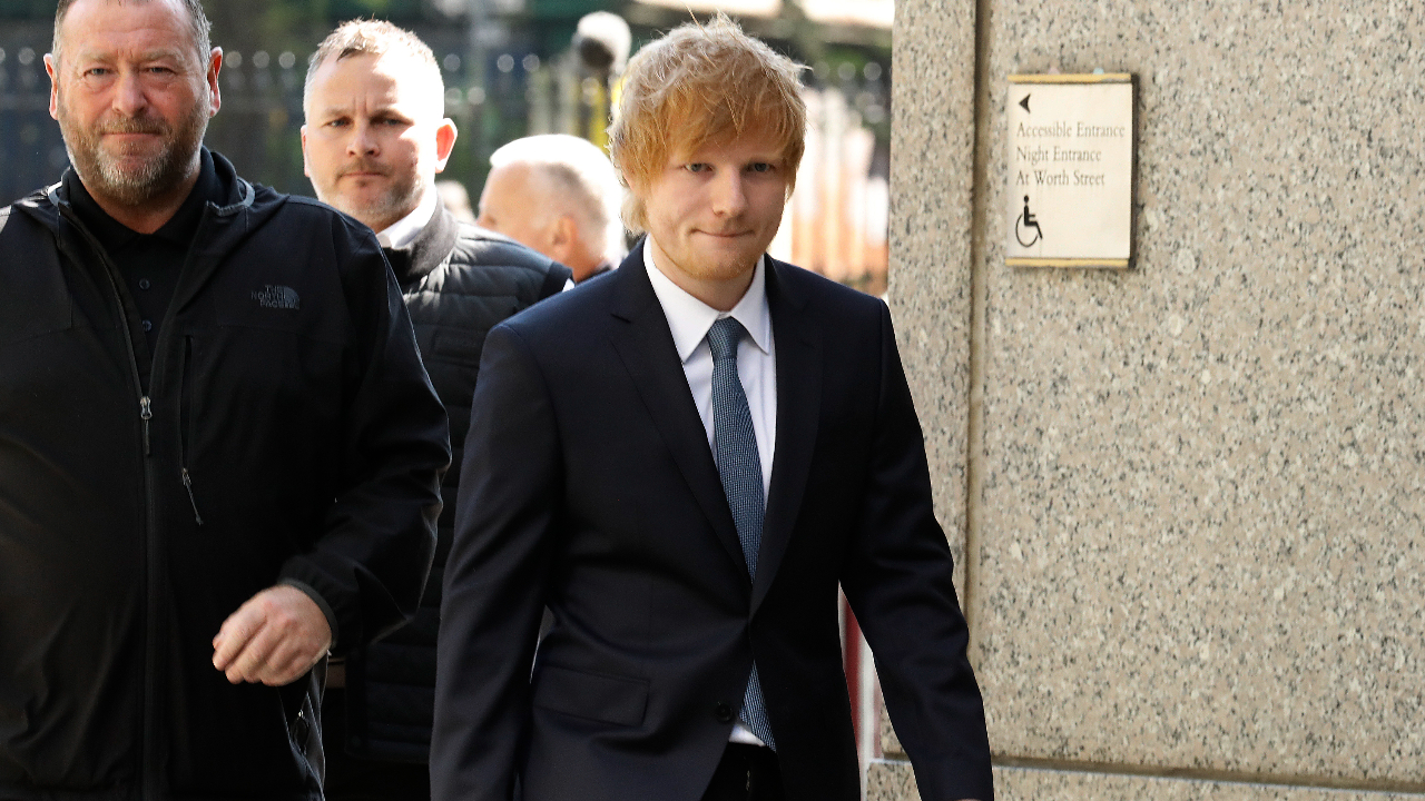 Pai de Ed Sheeran desabafa em funeral e revela que cantor não pôde se despedir da avó por conta de processo