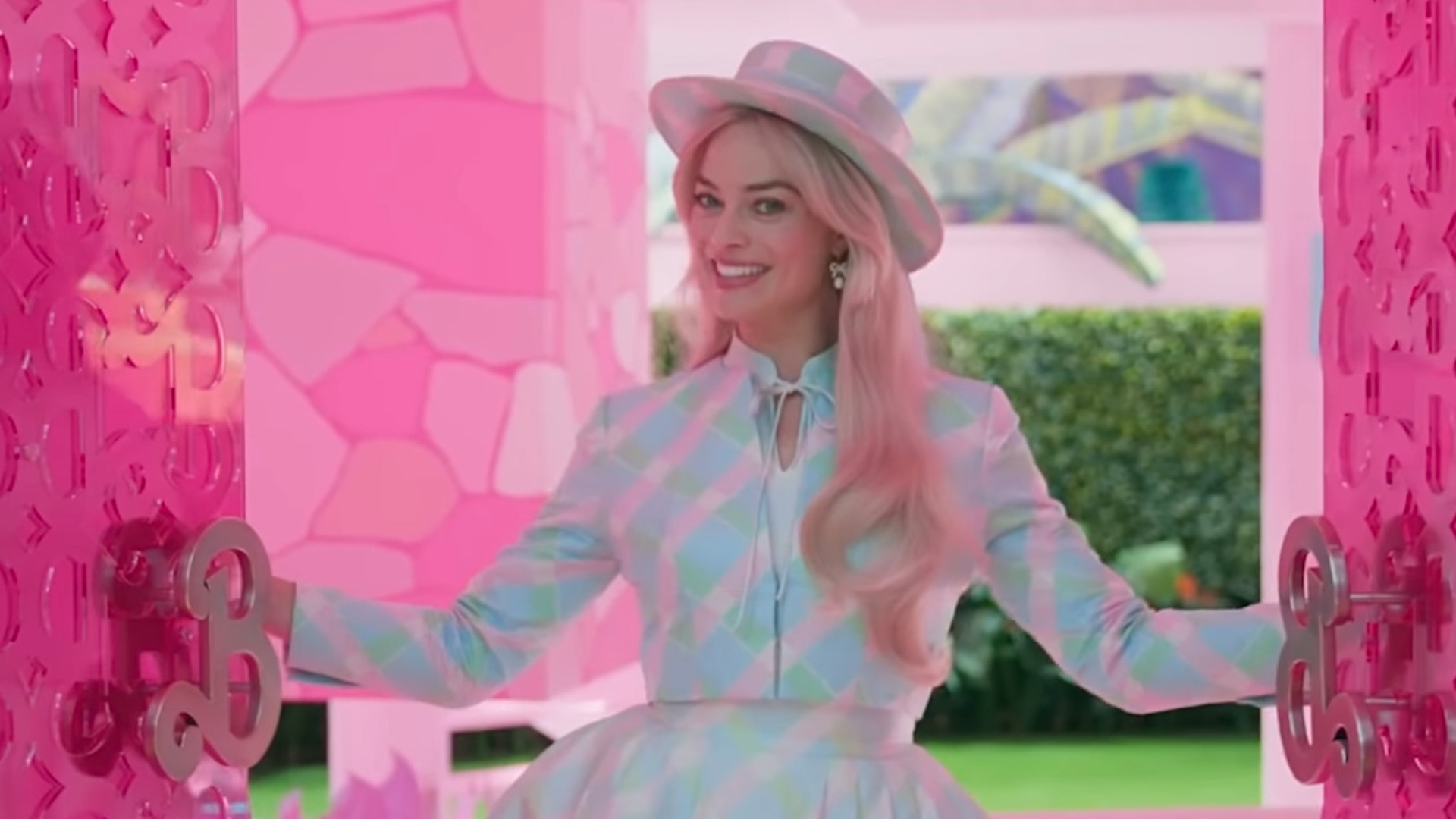 “Barbie”: Margot Robbie faz tour por “Casa dos Sonhos” e mostra todos os detalhes icônicos; assista!