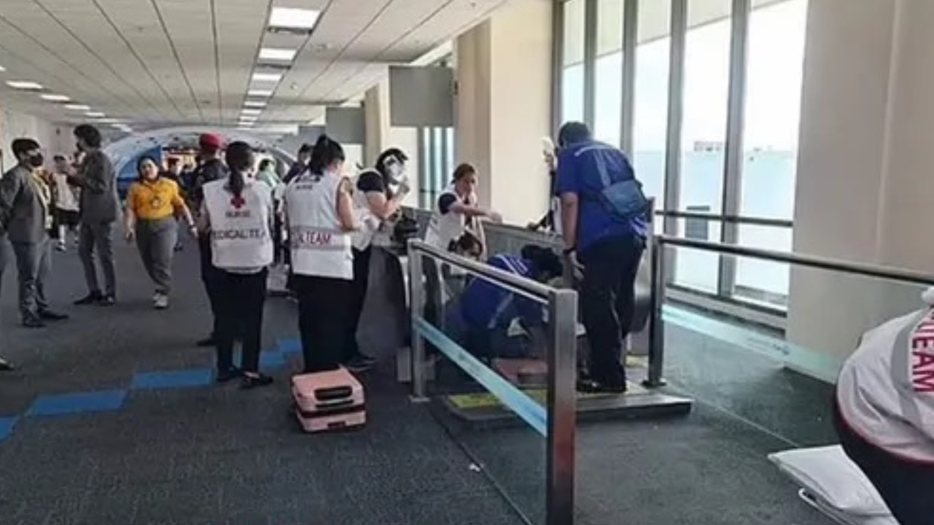 Mulher tem perna amputada na Tailândia após sofrer acidente em esteira rolante de aeroporto