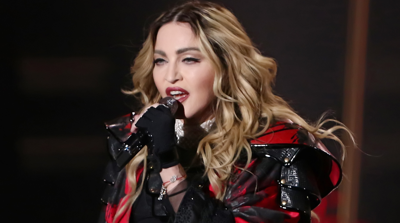 Madonna é vista pela primeira vez após deixar UTI; assista