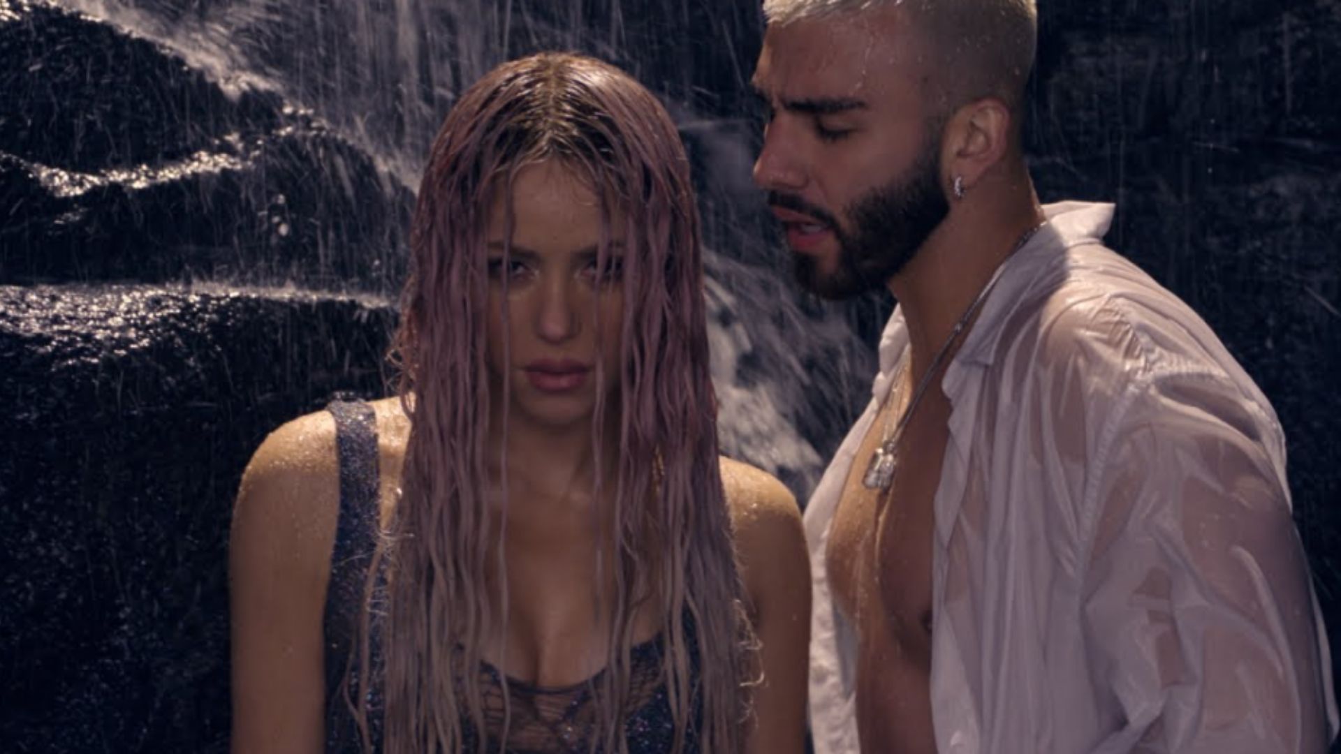 Shakira é sereia que acaba em desfecho cruel nas mãos de Manuel Turizo no clipe sensual do hit “Copa Vacía”; assista