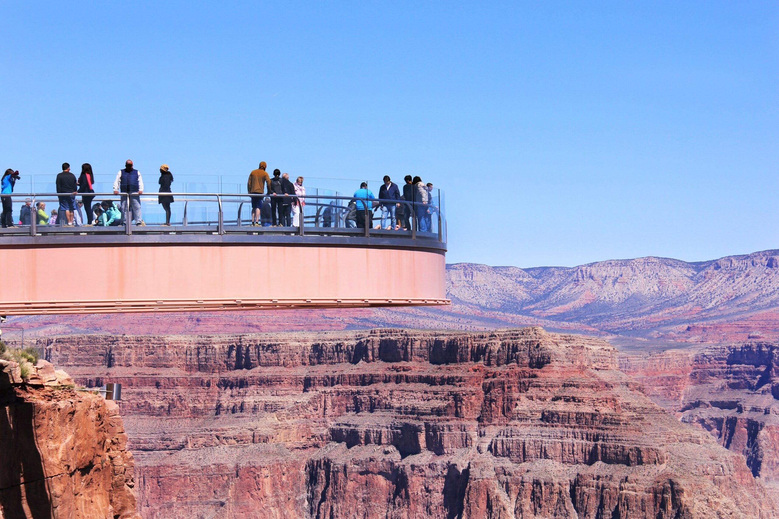Homem morre após cair de famosa passarela de vidro no Grand Canyon, EUA; saiba detalhes