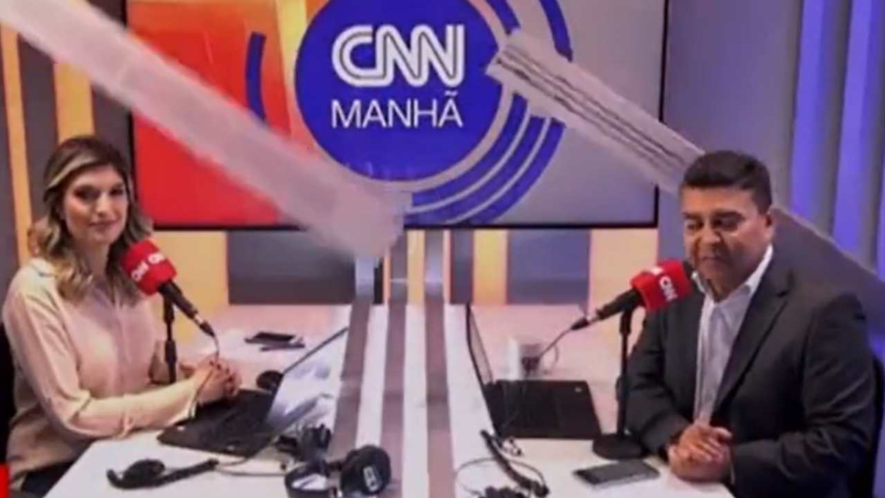 Parte de cenário da CNN Brasil desaba e atinge apresentadores ao vivo; assista