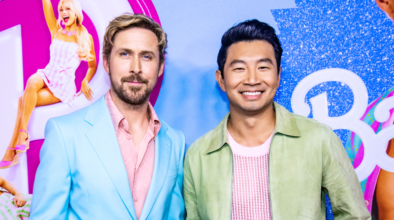 Climão?! Simu Liu revela o que rolou em vídeo viral de mão na cintura com Ryan Gosling em première de Barbie; assista