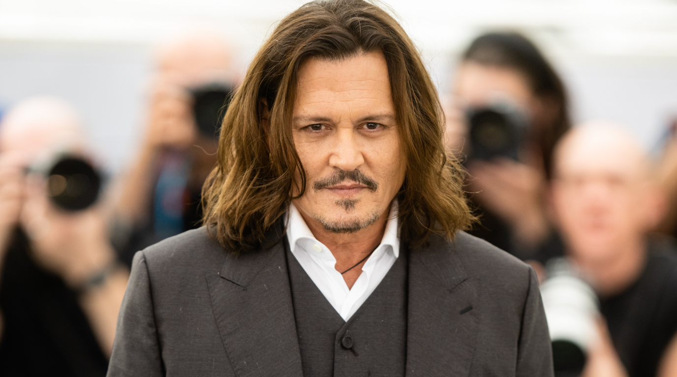 Johnny Depp teria sido encontrado inconsciente em hotel, diz jornal; banda cancelou shows