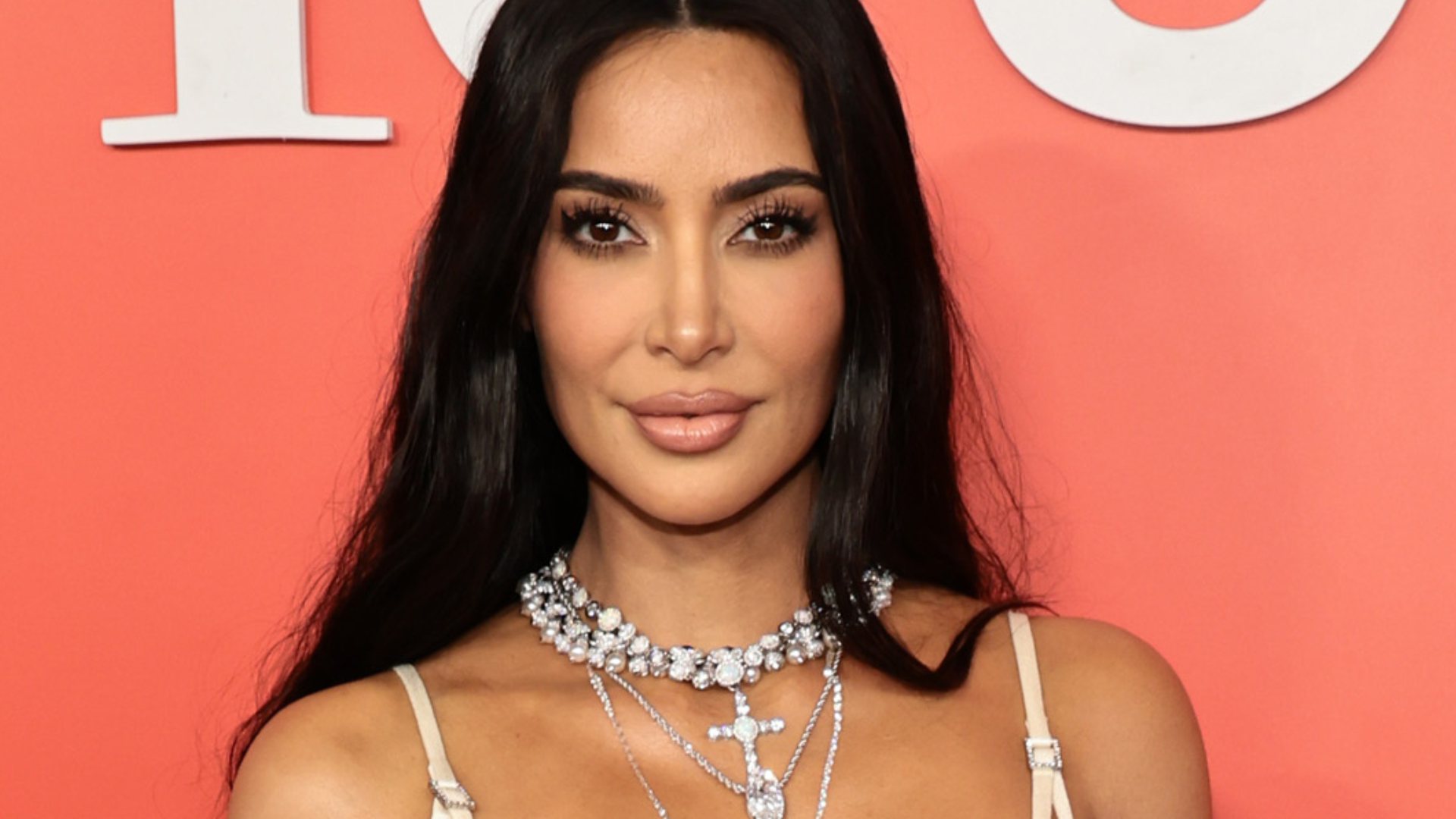 Vulto aparece em foto de Kim Kardashian e empresária se desespera: “Estou enlouquecendo”; confira