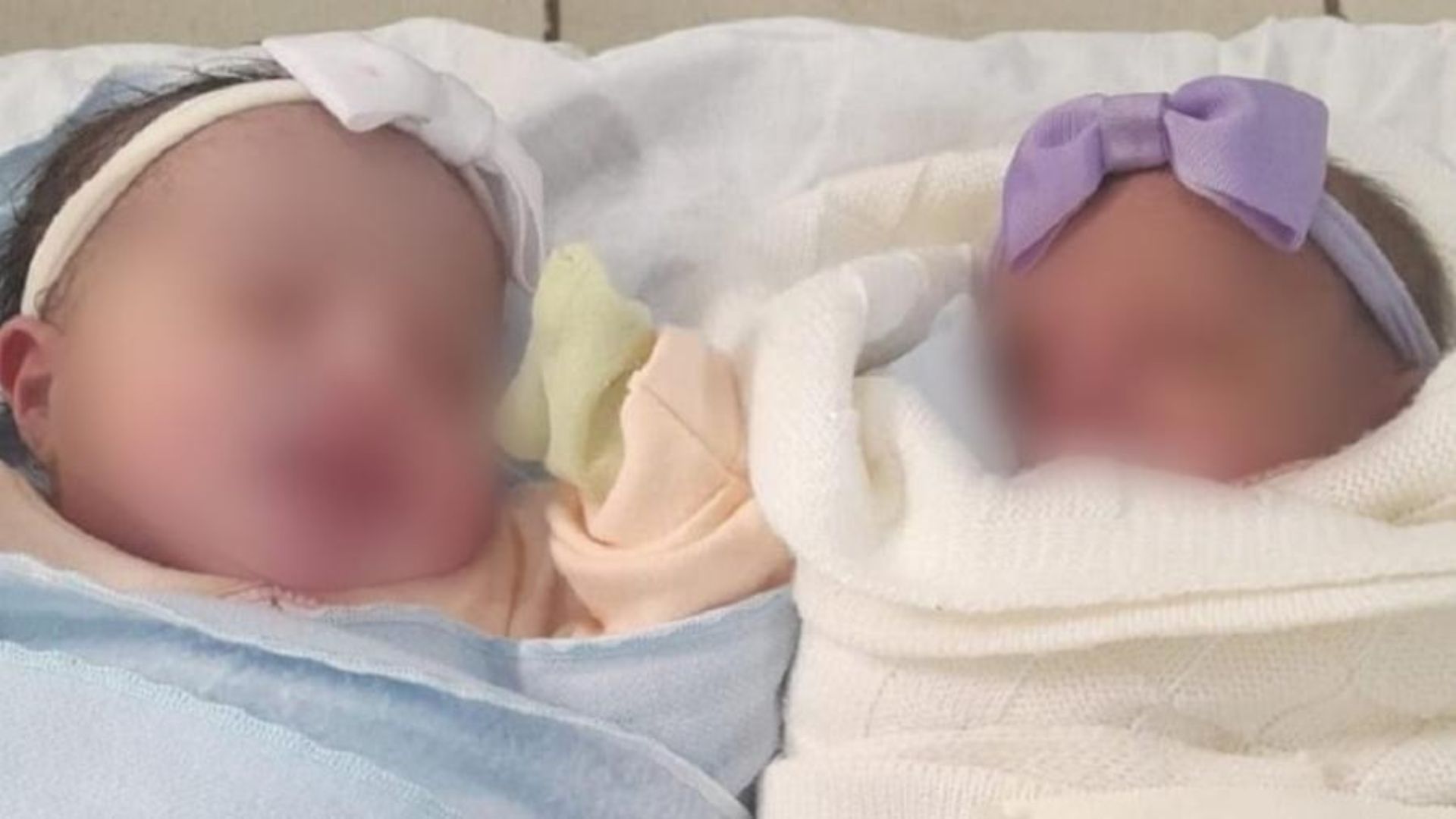 Mulher dá à luz gêmeas sem saber da gravidez, e uma delas cai na privada