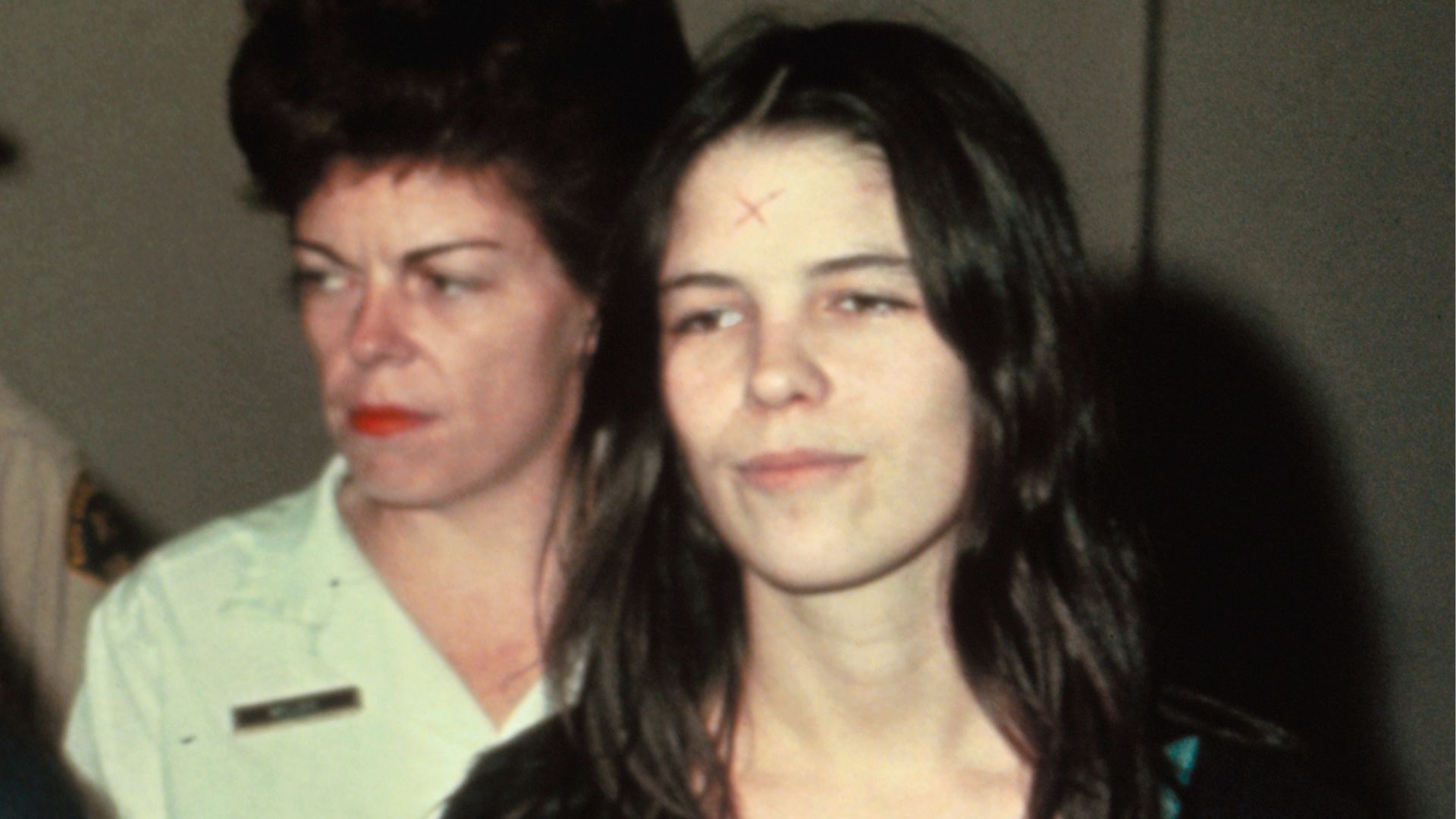 Após 53 anos, Leslie Van Houten se torna primeira assassina da “Família Manson” a deixar prisão