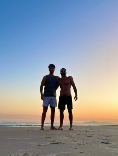 Marcos Pitombo ao lado do namorado lasser Hamer Kaddourah (Foto: Reprodução/Instagram)