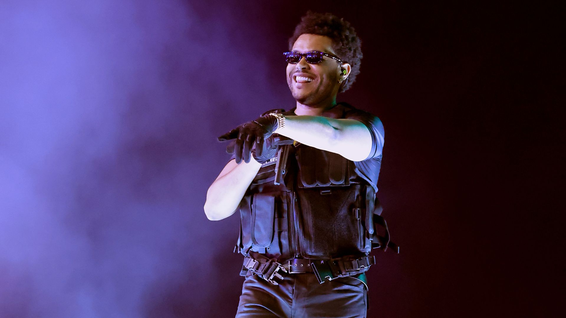 Fã mostra seios para The Weeknd durante show e reação do cantor viraliza; assista