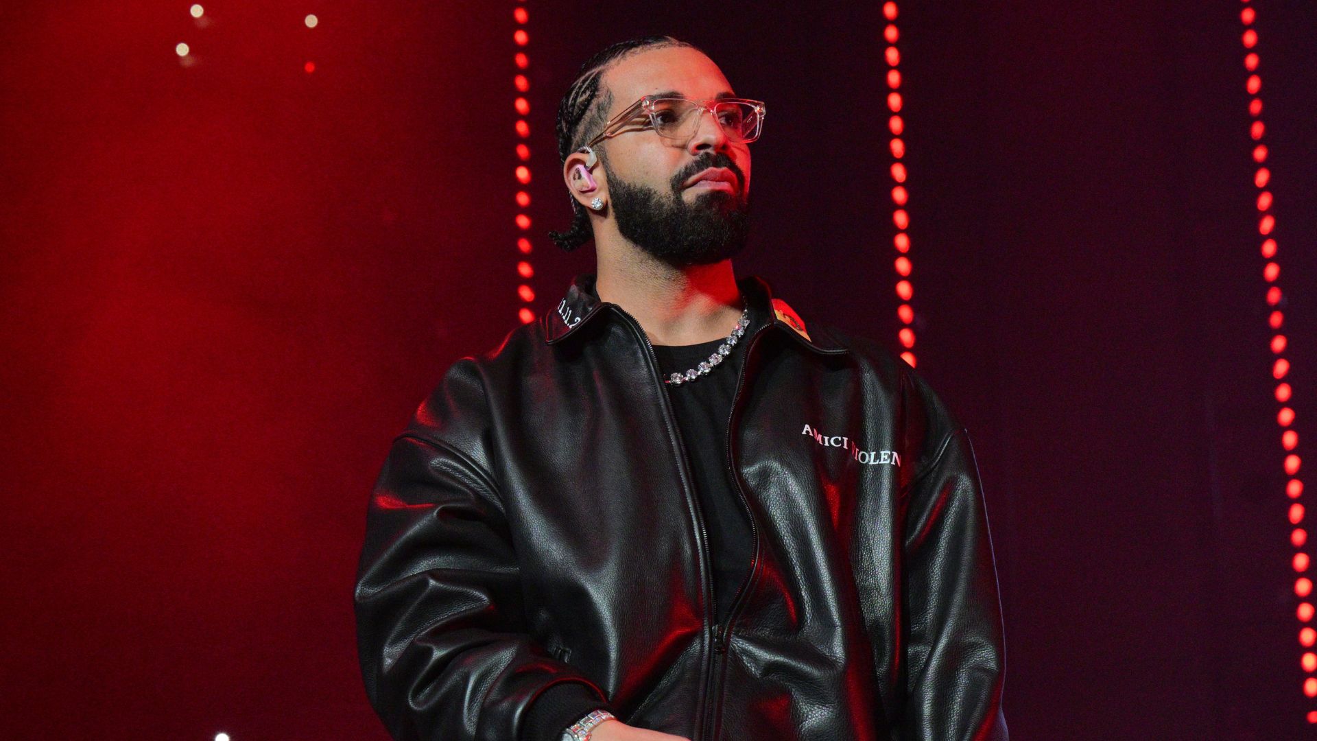 Fã que gastou dinheiro dos móveis para comprar ingresso de Drake é surpreendido com bolada de dinheiro do rapper; assista