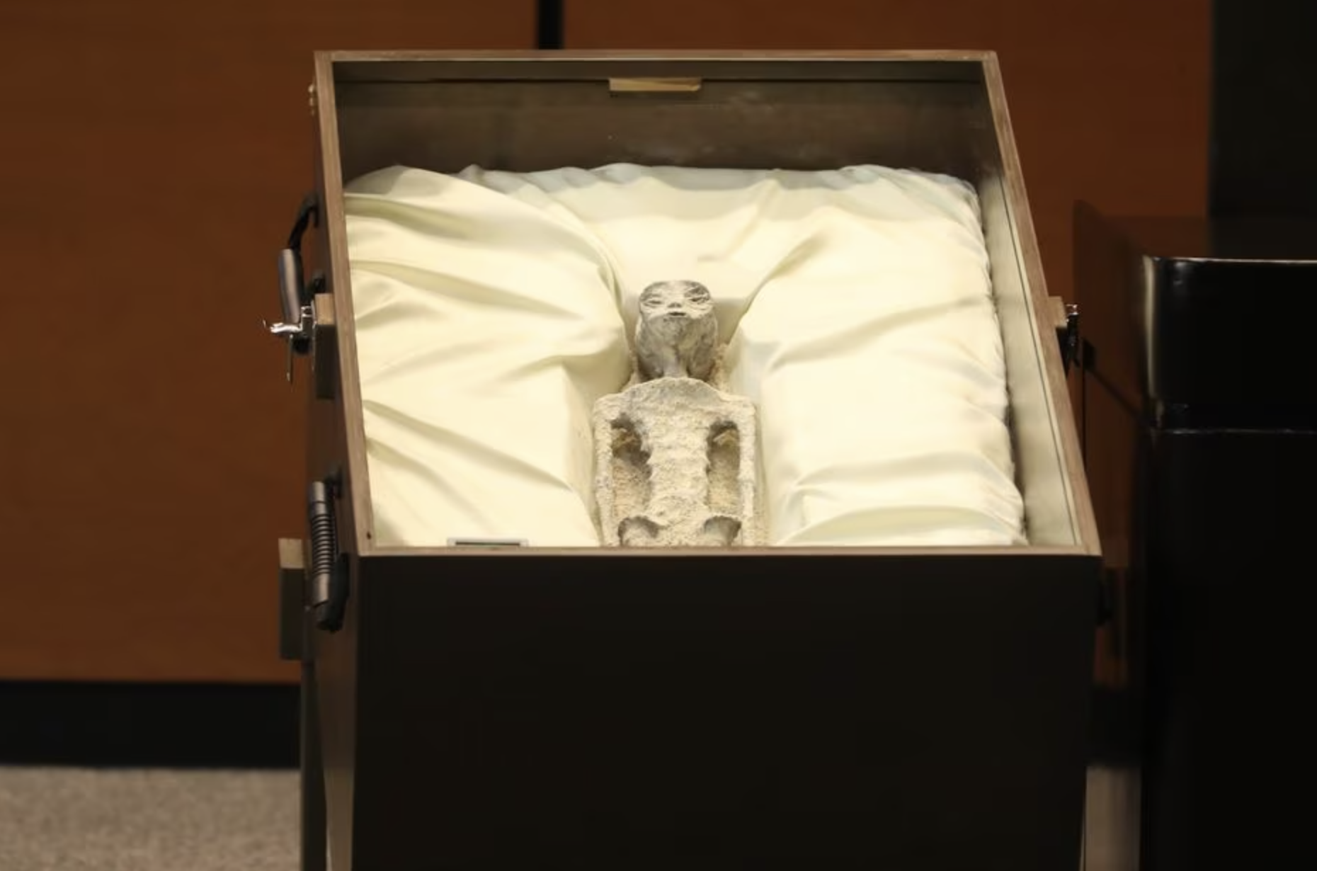 ETs mumificados? Jornalista mostra cadáveres de 1.000 anos de supostos aliens para deputados mexicanos; veja vídeo e imagens