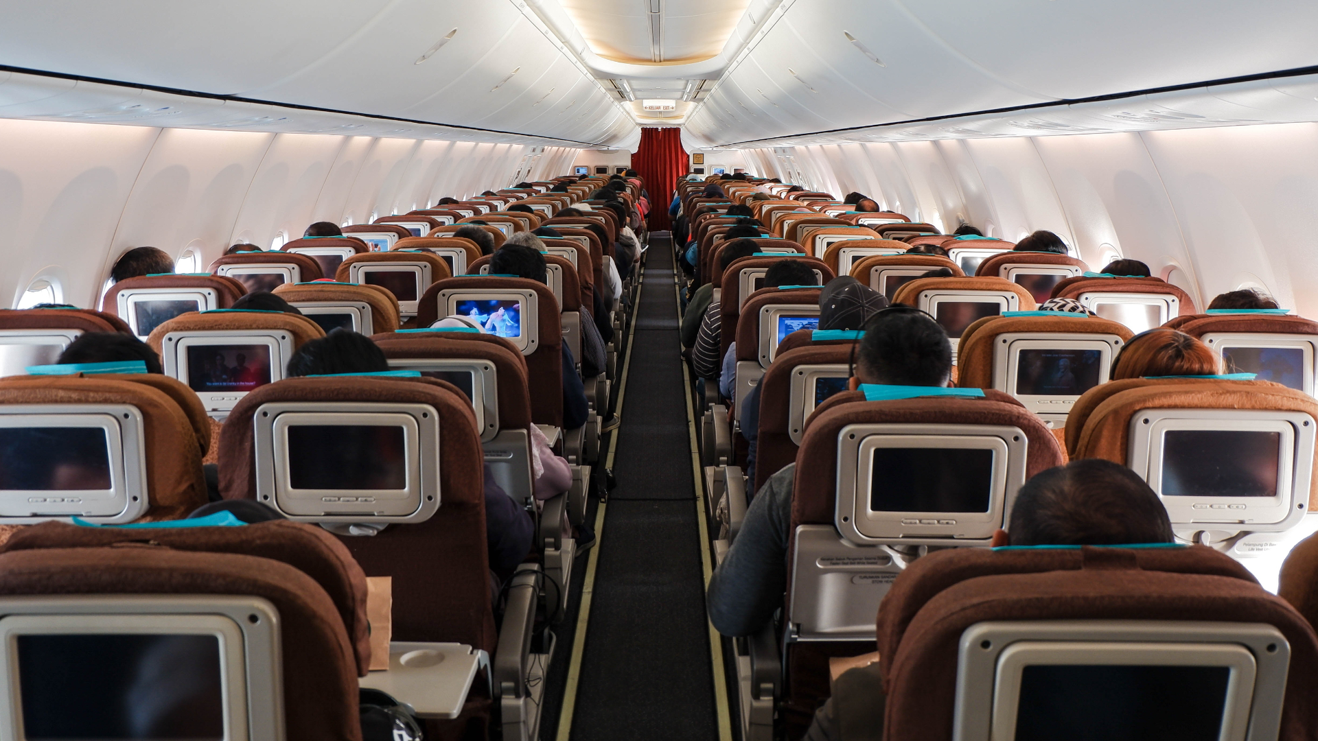 Vídeo: Avião é obrigado a retornar após passageiro sofrer terrível ataque de diarreia: “Risco biológico”